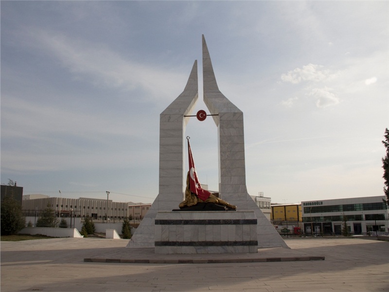 Kanlıpınar Şehitliği'ndeki şehit heykeli